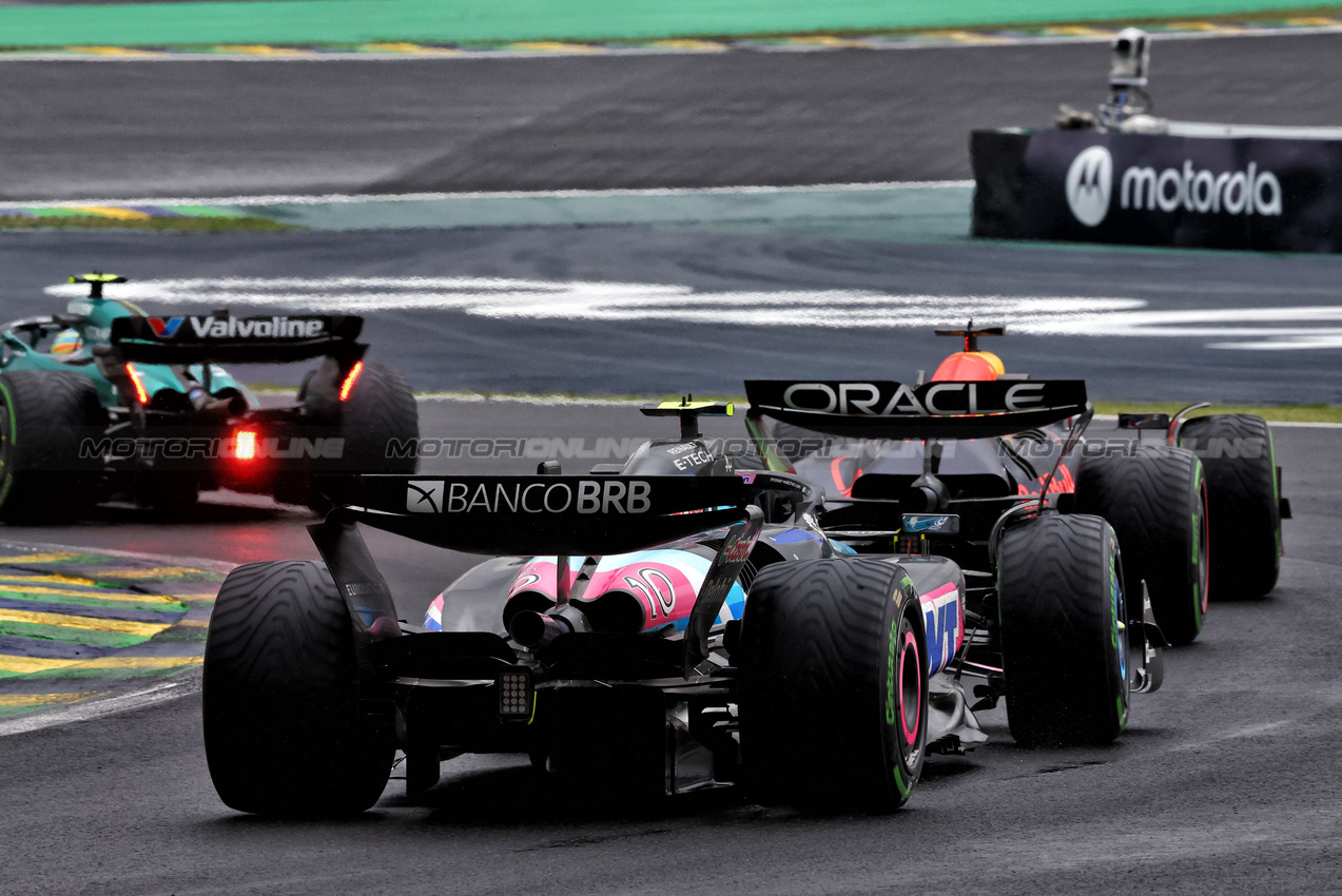 GP BRASILE, Max Verstappen (NLD) Red Bull Racing RB20 davanti a Pierre Gasly (FRA) Alpine F1 Team A524.

03.11.2024. Formula 1 World Championship, Rd 21, Brazilian Grand Prix, Sao Paulo, Brazil, Gara Day.

- www.xpbimages.com, EMail: requests@xpbimages.com © Copyright: Charniaux / XPB Images