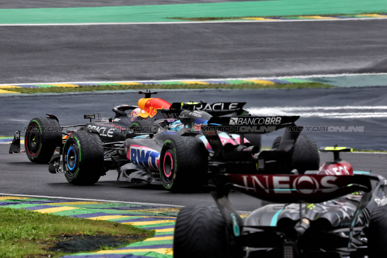 GP BRASILE, Max Verstappen (NLD) Red Bull Racing RB20 davanti a Pierre Gasly (FRA) Alpine F1 Team A524.

03.11.2024. Formula 1 World Championship, Rd 21, Brazilian Grand Prix, Sao Paulo, Brazil, Gara Day.

- www.xpbimages.com, EMail: requests@xpbimages.com © Copyright: Charniaux / XPB Images