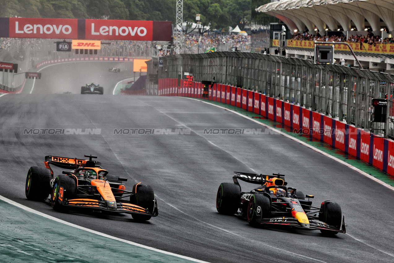 GP BRASILE, Oscar Piastri (AUS) McLaren MCL38 e Max Verstappen (NLD) Red Bull Racing RB20 battle for position.

03.11.2024. Formula 1 World Championship, Rd 21, Brazilian Grand Prix, Sao Paulo, Brazil, Gara Day.

- www.xpbimages.com, EMail: requests@xpbimages.com © Copyright: Charniaux / XPB Images