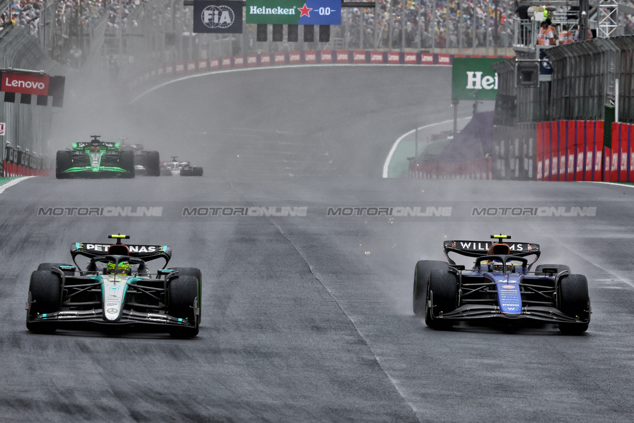 GP BRASILE, Lewis Hamilton (GBR) Mercedes AMG F1 W15 e Franco Colapinto (ARG) Williams Racing FW46 battle for position.

03.11.2024. Formula 1 World Championship, Rd 21, Brazilian Grand Prix, Sao Paulo, Brazil, Gara Day.

- www.xpbimages.com, EMail: requests@xpbimages.com © Copyright: Charniaux / XPB Images