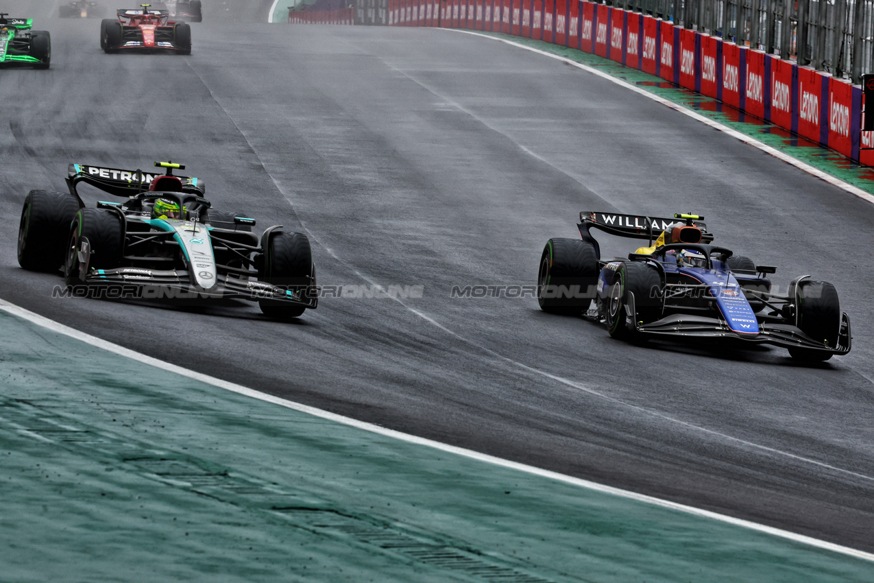 GP BRASILE, Lewis Hamilton (GBR) Mercedes AMG F1 W15 e Franco Colapinto (ARG) Williams Racing FW46 battle for position.

03.11.2024. Formula 1 World Championship, Rd 21, Brazilian Grand Prix, Sao Paulo, Brazil, Gara Day.

- www.xpbimages.com, EMail: requests@xpbimages.com © Copyright: Charniaux / XPB Images