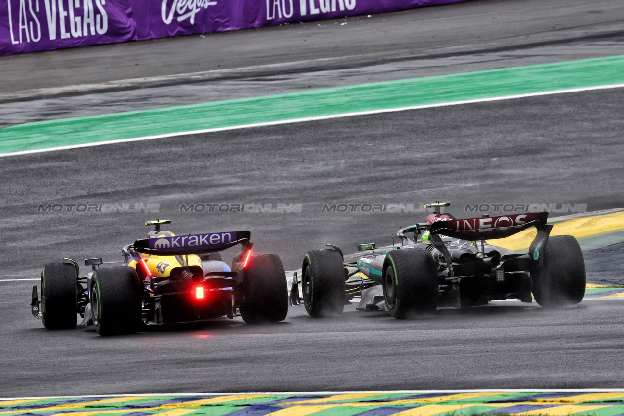 GP BRASILE, Lewis Hamilton (GBR) Mercedes AMG F1 W15 e Franco Colapinto (ARG) Williams Racing FW46 battle for position.

03.11.2024. Formula 1 World Championship, Rd 21, Brazilian Grand Prix, Sao Paulo, Brazil, Gara Day.

- www.xpbimages.com, EMail: requests@xpbimages.com © Copyright: Charniaux / XPB Images