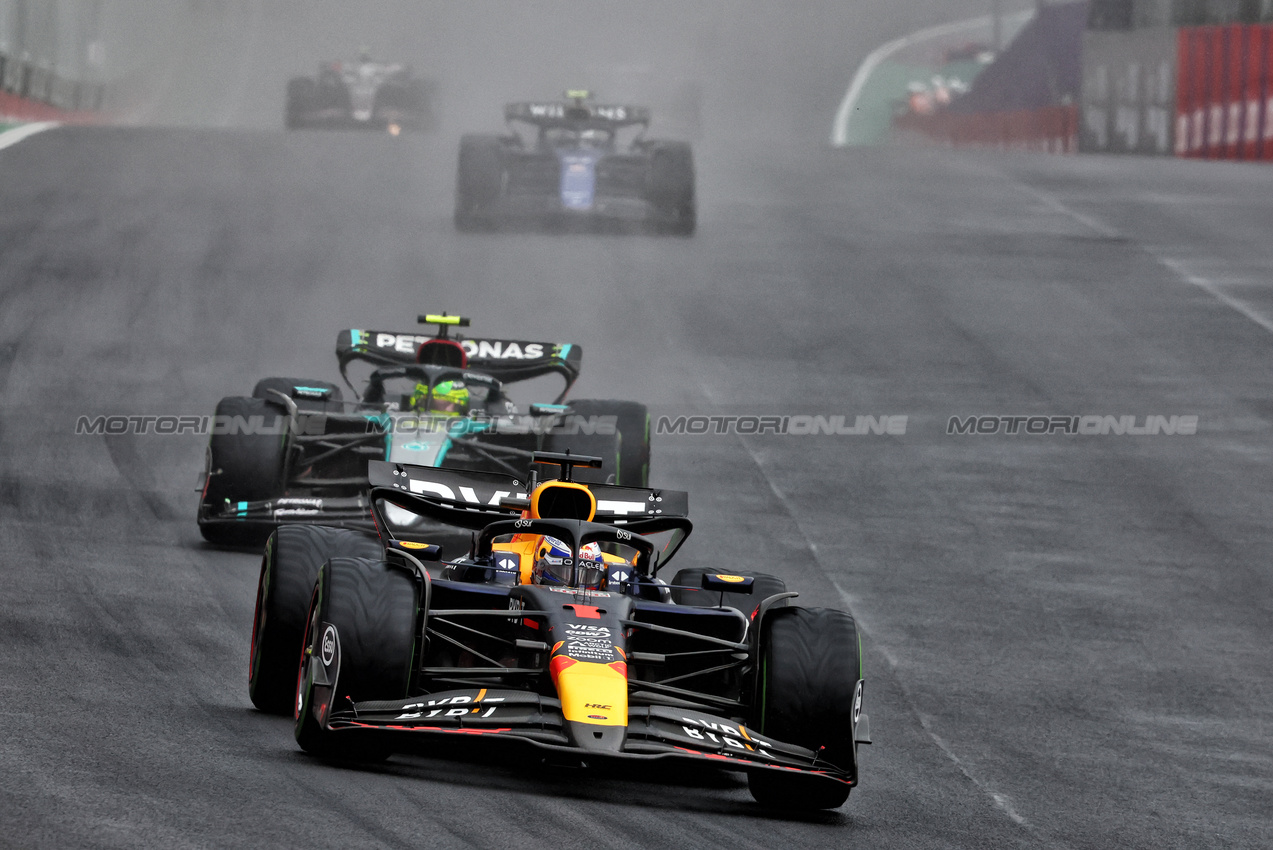 GP BRASILE, Max Verstappen (NLD) Red Bull Racing RB20.

03.11.2024. Formula 1 World Championship, Rd 21, Brazilian Grand Prix, Sao Paulo, Brazil, Gara Day.

- www.xpbimages.com, EMail: requests@xpbimages.com © Copyright: Charniaux / XPB Images