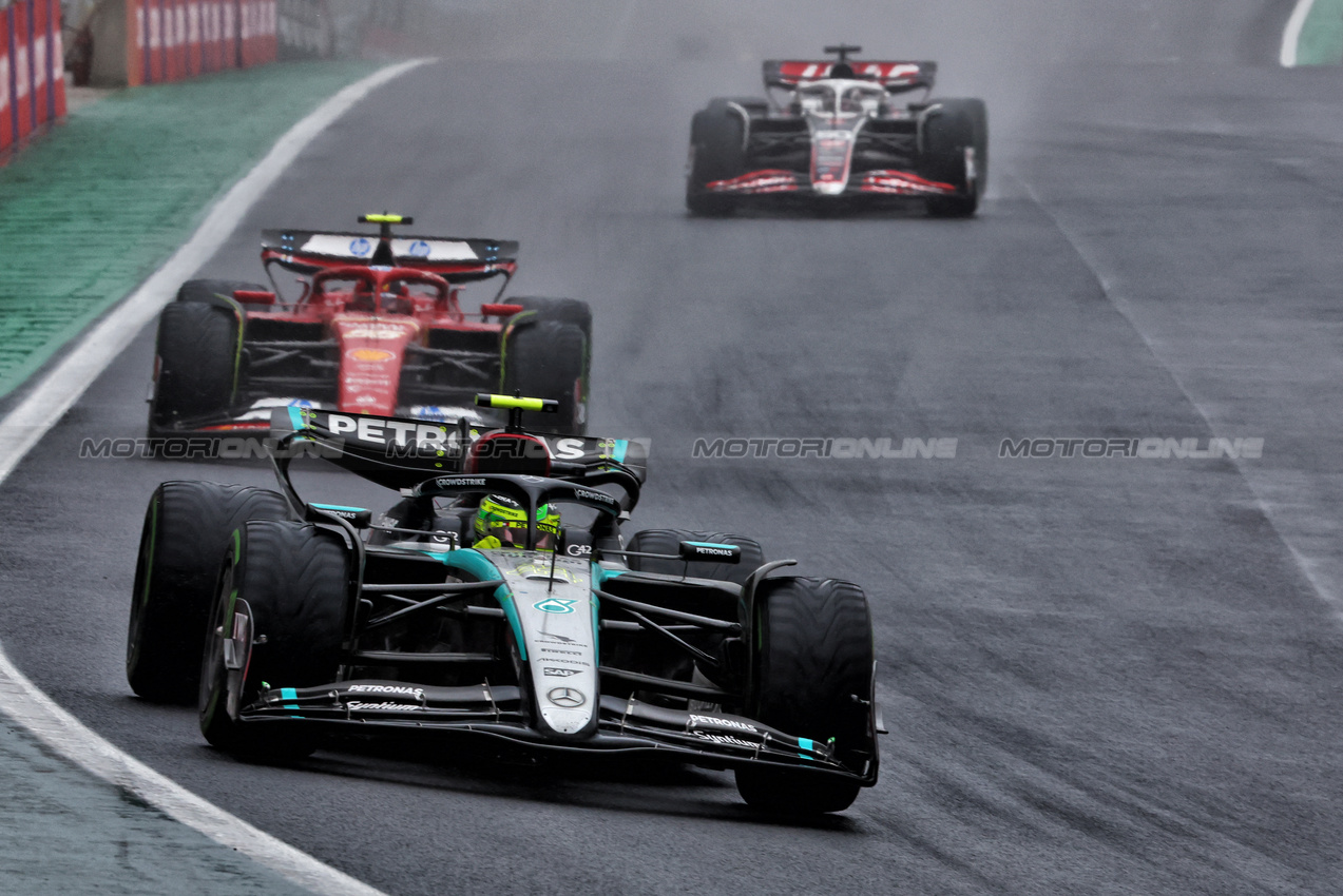 GP BRASILE, Lewis Hamilton (GBR) Mercedes AMG F1 W15.

03.11.2024. Formula 1 World Championship, Rd 21, Brazilian Grand Prix, Sao Paulo, Brazil, Gara Day.

- www.xpbimages.com, EMail: requests@xpbimages.com © Copyright: Charniaux / XPB Images