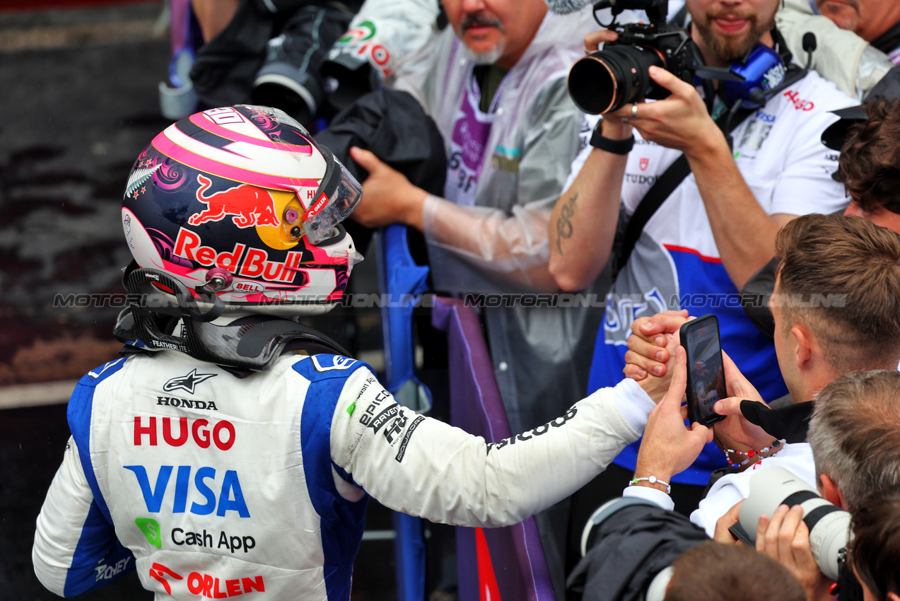 GP BRASILE, Liam Lawson (NZL) RB celebrates his fourth position in qualifying parc ferme with the team.

03.11.2024. Formula 1 World Championship, Rd 21, Brazilian Grand Prix, Sao Paulo, Brazil, Gara Day.

- www.xpbimages.com, EMail: requests@xpbimages.com © Copyright: Batchelor / XPB Images