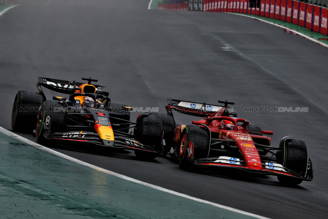 GP BRASILE, Max Verstappen (NLD) Red Bull Racing RB20 e Charles Leclerc (MON) Ferrari SF-24 battle for position.

03.11.2024. Formula 1 World Championship, Rd 21, Brazilian Grand Prix, Sao Paulo, Brazil, Gara Day.

- www.xpbimages.com, EMail: requests@xpbimages.com © Copyright: Charniaux / XPB Images