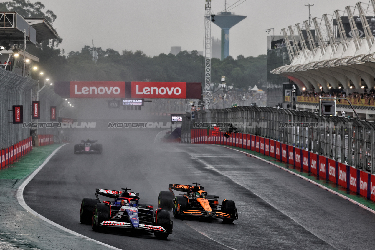 GP BRASILE, Liam Lawson (NZL) RB VCARB 01 e Oscar Piastri (AUS) McLaren MCL38 battle for position.

03.11.2024. Formula 1 World Championship, Rd 21, Brazilian Grand Prix, Sao Paulo, Brazil, Gara Day.

- www.xpbimages.com, EMail: requests@xpbimages.com © Copyright: Charniaux / XPB Images