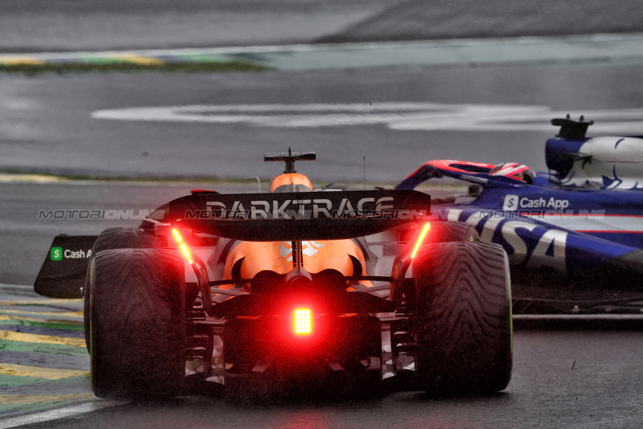 GP BRASILE, Liam Lawson (NZL) RB VCARB 01 e Oscar Piastri (AUS) McLaren MCL38 battle for position.

03.11.2024. Formula 1 World Championship, Rd 21, Brazilian Grand Prix, Sao Paulo, Brazil, Gara Day.

- www.xpbimages.com, EMail: requests@xpbimages.com © Copyright: Charniaux / XPB Images