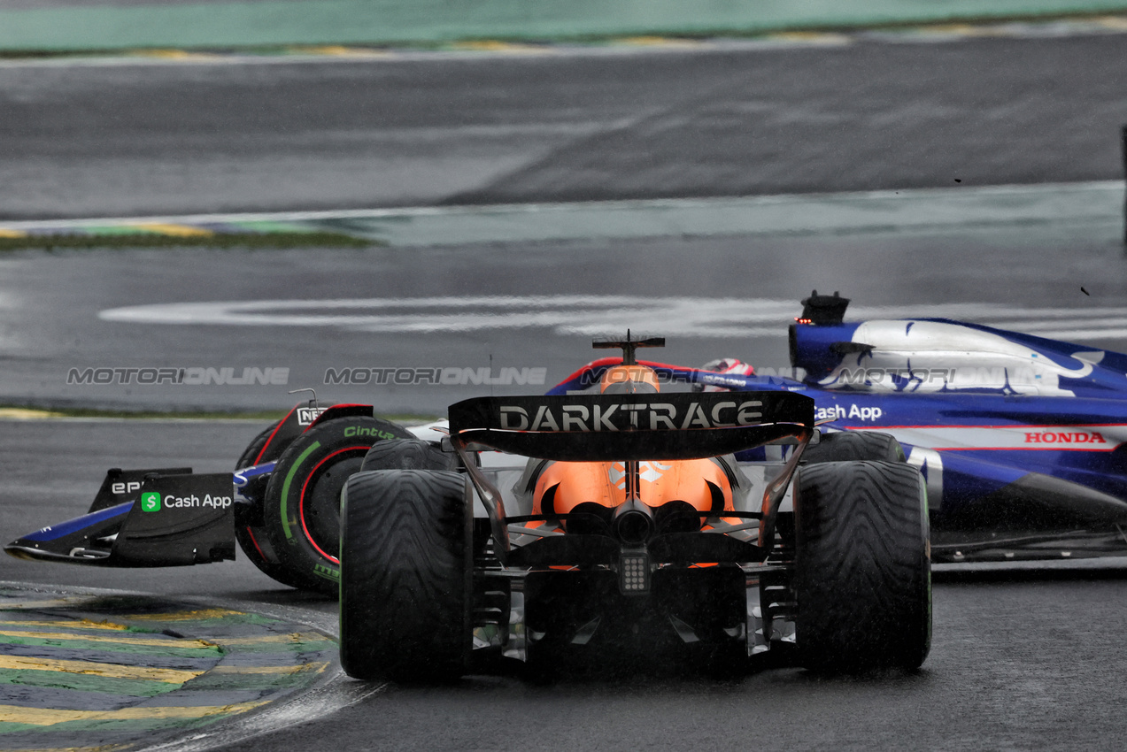 GP BRASILE, Liam Lawson (NZL) RB VCARB 01 e Oscar Piastri (AUS) McLaren MCL38 battle for position.

03.11.2024. Formula 1 World Championship, Rd 21, Brazilian Grand Prix, Sao Paulo, Brazil, Gara Day.

- www.xpbimages.com, EMail: requests@xpbimages.com © Copyright: Charniaux / XPB Images