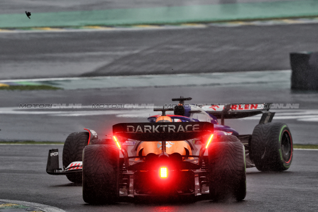 GP BRASILE, Liam Lawson (NZL) RB VCARB 01 e Oscar Piastri (AUS) McLaren MCL38 battle for position.

03.11.2024. Formula 1 World Championship, Rd 21, Brazilian Grand Prix, Sao Paulo, Brazil, Gara Day.

- www.xpbimages.com, EMail: requests@xpbimages.com © Copyright: Charniaux / XPB Images