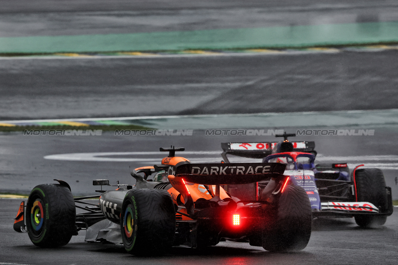 GP BRASILE, Liam Lawson (NZL) RB VCARB 01 e Oscar Piastri (AUS) McLaren MCL38 battle for position.

03.11.2024. Formula 1 World Championship, Rd 21, Brazilian Grand Prix, Sao Paulo, Brazil, Gara Day.

- www.xpbimages.com, EMail: requests@xpbimages.com © Copyright: Charniaux / XPB Images