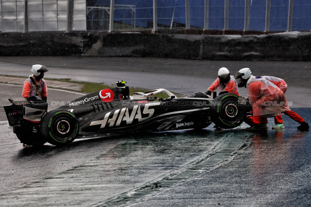 GP BRASILE, Nico Hulkenberg (GER) Haas VF-24 spins at turn 1, aided by marshals.

03.11.2024. Formula 1 World Championship, Rd 21, Brazilian Grand Prix, Sao Paulo, Brazil, Gara Day.

- www.xpbimages.com, EMail: requests@xpbimages.com © Copyright: Charniaux / XPB Images