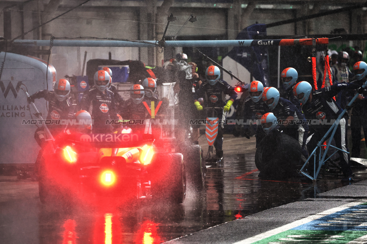 GP BRASILE, Lando Norris (GBR) McLaren MCL38 makes a pit stop.

03.11.2024. Formula 1 World Championship, Rd 21, Brazilian Grand Prix, Sao Paulo, Brazil, Gara Day.

- www.xpbimages.com, EMail: requests@xpbimages.com © Copyright: Batchelor / XPB Images