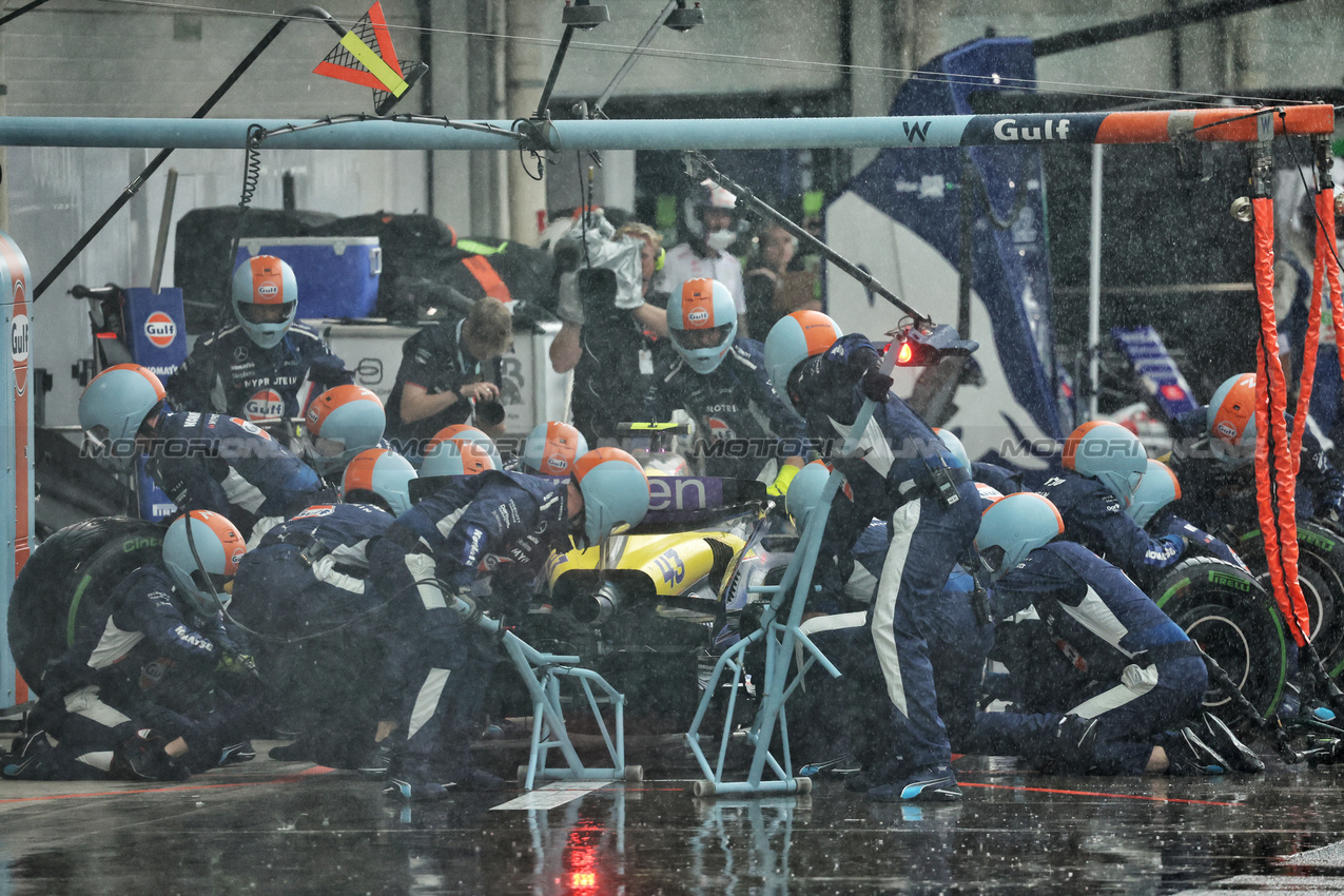 GP BRASILE, Franco Colapinto (ARG) Williams Racing FW46 makes a pit stop.

03.11.2024. Formula 1 World Championship, Rd 21, Brazilian Grand Prix, Sao Paulo, Brazil, Gara Day.

- www.xpbimages.com, EMail: requests@xpbimages.com © Copyright: Batchelor / XPB Images