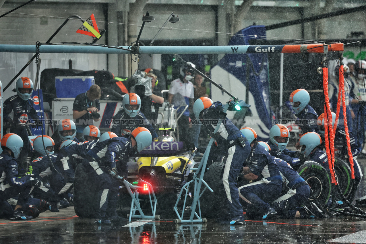 GP BRASILE, Franco Colapinto (ARG) Williams Racing FW46 makes a pit stop.

03.11.2024. Formula 1 World Championship, Rd 21, Brazilian Grand Prix, Sao Paulo, Brazil, Gara Day.

- www.xpbimages.com, EMail: requests@xpbimages.com © Copyright: Batchelor / XPB Images