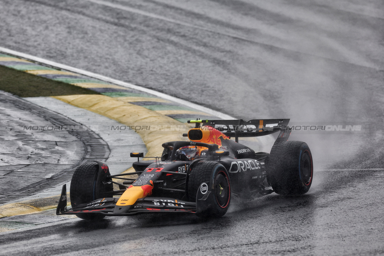 GP BRASILE, Sergio Perez (MEX) Red Bull Racing RB20.

03.11.2024. Formula 1 World Championship, Rd 21, Brazilian Grand Prix, Sao Paulo, Brazil, Gara Day.

 - www.xpbimages.com, EMail: requests@xpbimages.com © Copyright: Staley / XPB Images