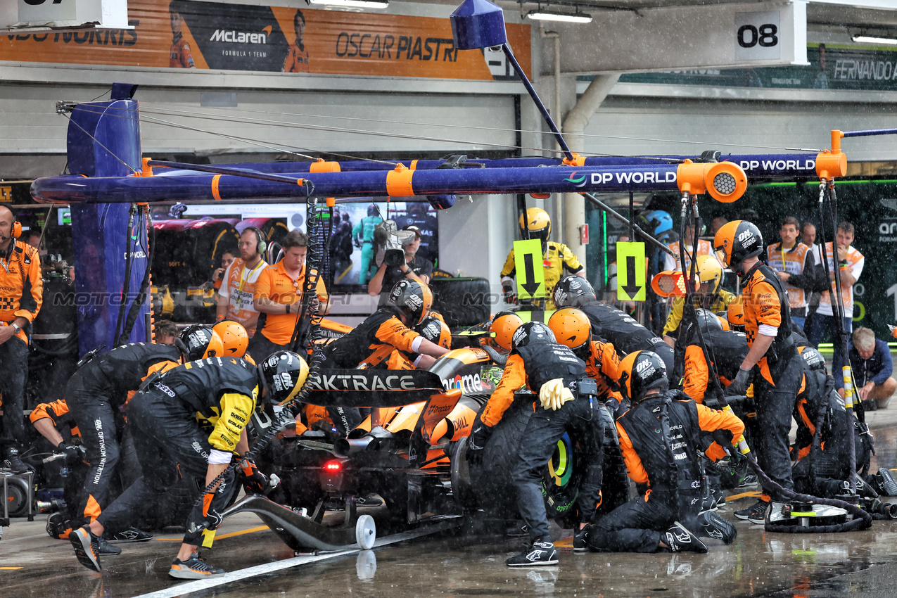 GP BRASILE, Lando Norris (GBR) McLaren MCL38 makes a pit stop.

03.11.2024. Formula 1 World Championship, Rd 21, Brazilian Grand Prix, Sao Paulo, Brazil, Gara Day.

- www.xpbimages.com, EMail: requests@xpbimages.com © Copyright: Batchelor / XPB Images