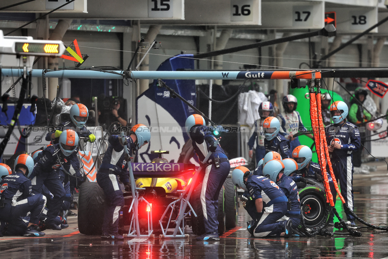 GP BRASILE, Franco Colapinto (ARG) Williams Racing FW46 makes a pit stop.

03.11.2024. Formula 1 World Championship, Rd 21, Brazilian Grand Prix, Sao Paulo, Brazil, Gara Day.

- www.xpbimages.com, EMail: requests@xpbimages.com © Copyright: Batchelor / XPB Images