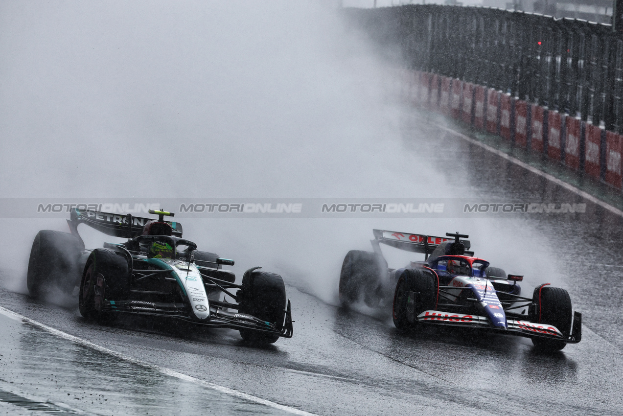 GP BRASILE, (L to R): Lewis Hamilton (GBR) Mercedes AMG F1 W15 e Liam Lawson (NZL) RB VCARB 01 battle for position.

03.11.2024. Formula 1 World Championship, Rd 21, Brazilian Grand Prix, Sao Paulo, Brazil, Gara Day.

- www.xpbimages.com, EMail: requests@xpbimages.com © Copyright: Charniaux / XPB Images