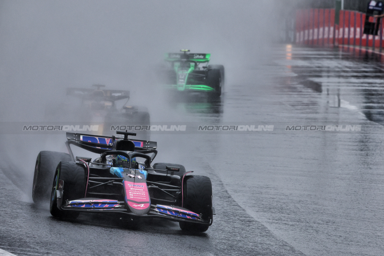 GP BRASILE, Esteban Ocon (FRA) Alpine F1 Team A524 davanti a behind the Aston Martin FIA Safety Car.

03.11.2024. Formula 1 World Championship, Rd 21, Brazilian Grand Prix, Sao Paulo, Brazil, Gara Day.

- www.xpbimages.com, EMail: requests@xpbimages.com © Copyright: Charniaux / XPB Images