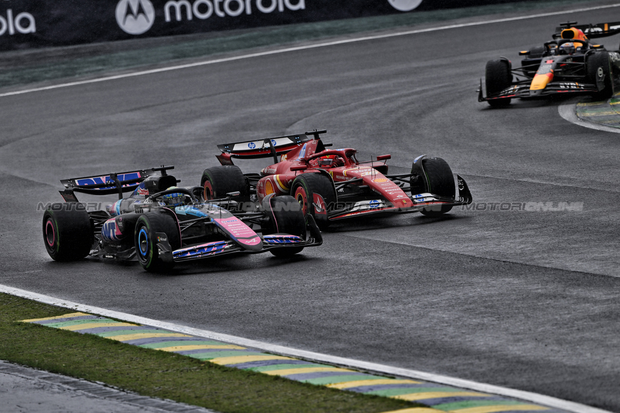 GP BRASILE, Esteban Ocon (FRA) Alpine F1 Team A524 e Charles Leclerc (MON) Ferrari SF-24 battle for position.

03.11.2024. Formula 1 World Championship, Rd 21, Brazilian Grand Prix, Sao Paulo, Brazil, Gara Day.

- www.xpbimages.com, EMail: requests@xpbimages.com © Copyright: Price / XPB Images