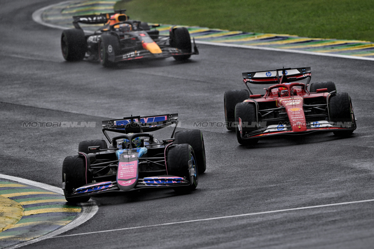 GP BRASILE, Esteban Ocon (FRA) Alpine F1 Team A524 e Charles Leclerc (MON) Ferrari SF-24 battle for position.

03.11.2024. Formula 1 World Championship, Rd 21, Brazilian Grand Prix, Sao Paulo, Brazil, Gara Day.

- www.xpbimages.com, EMail: requests@xpbimages.com © Copyright: Price / XPB Images