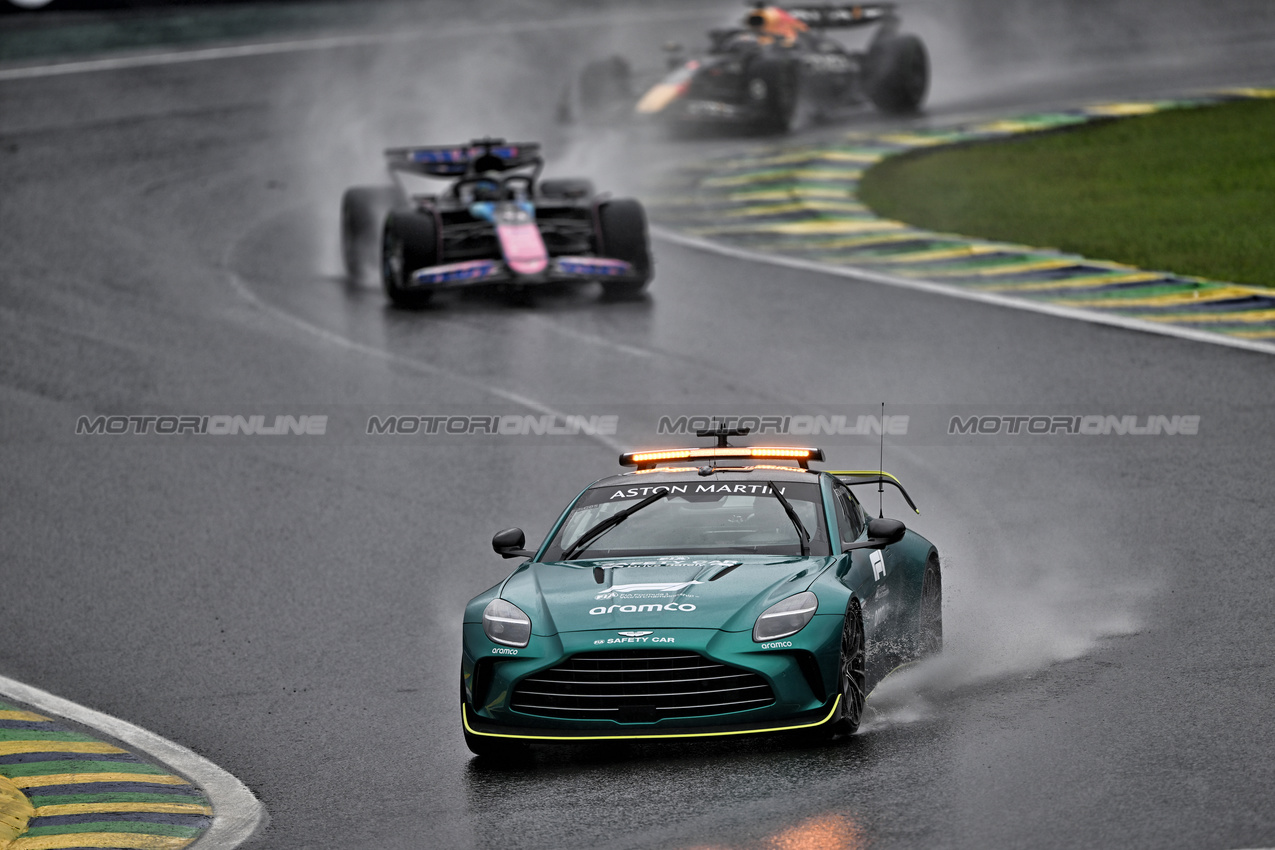 GP BRASILE, Esteban Ocon (FRA) Alpine F1 Team A524 davanti a behind the Aston Martin FIA Safety Car.

03.11.2024. Formula 1 World Championship, Rd 21, Brazilian Grand Prix, Sao Paulo, Brazil, Gara Day.

- www.xpbimages.com, EMail: requests@xpbimages.com © Copyright: Price / XPB Images