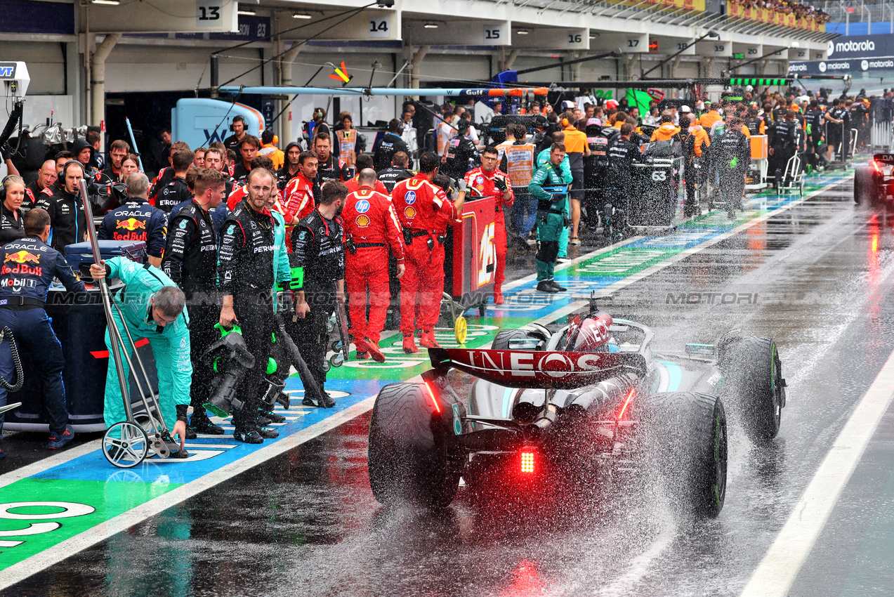 GP BRASILE, George Russell (GBR) Mercedes AMG F1 W15 in the pits while the race is red flagged.

03.11.2024. Formula 1 World Championship, Rd 21, Brazilian Grand Prix, Sao Paulo, Brazil, Gara Day.

- www.xpbimages.com, EMail: requests@xpbimages.com © Copyright: Batchelor / XPB Images