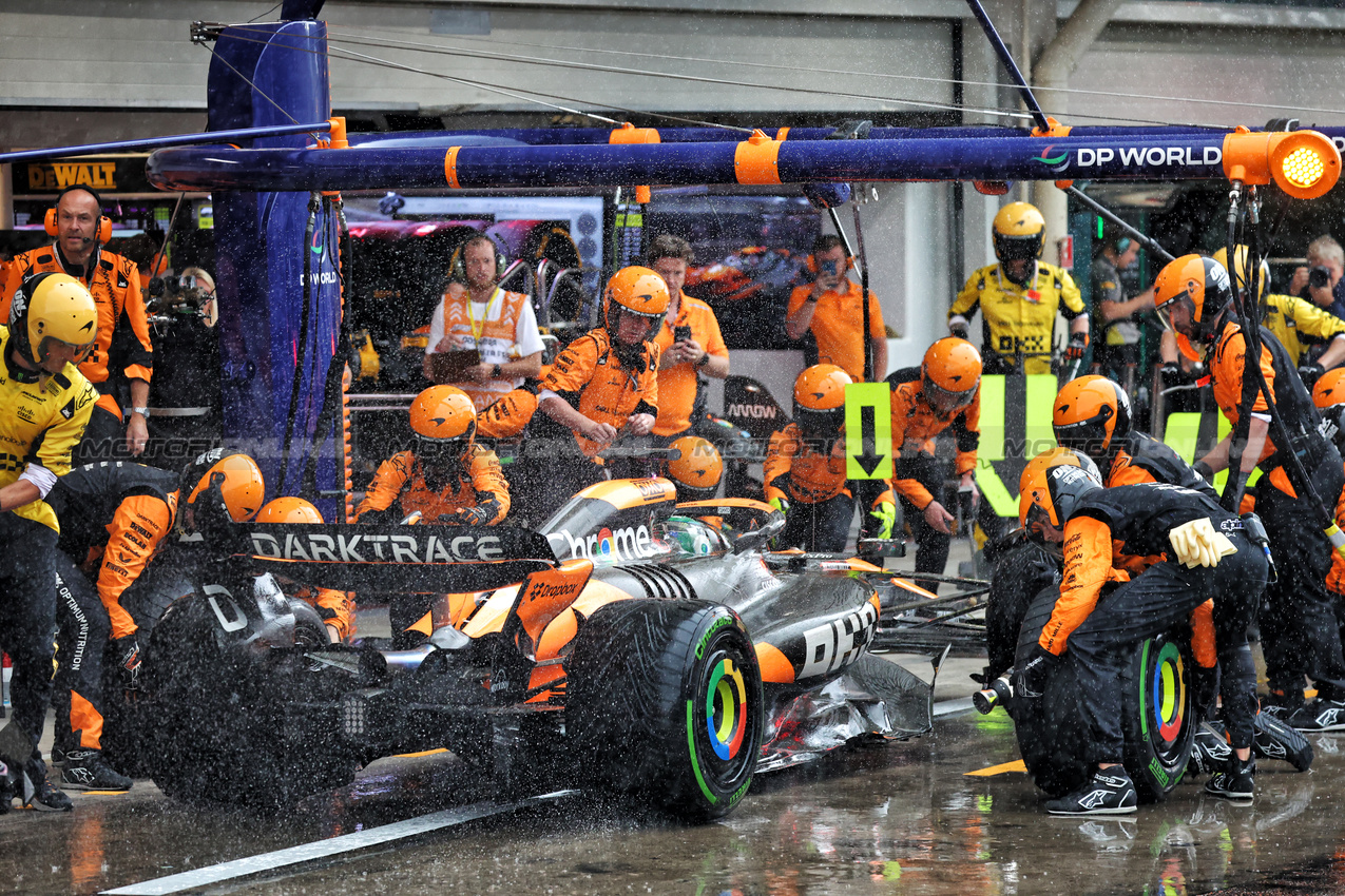 GP BRASILE, Oscar Piastri (AUS) McLaren MCL38 makes a pit stop.

03.11.2024. Formula 1 World Championship, Rd 21, Brazilian Grand Prix, Sao Paulo, Brazil, Gara Day.

- www.xpbimages.com, EMail: requests@xpbimages.com © Copyright: Batchelor / XPB Images