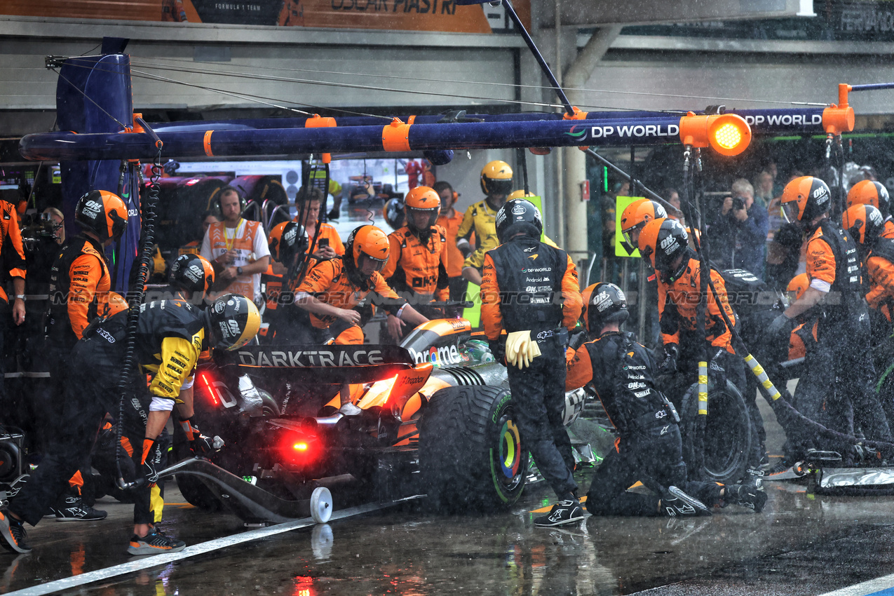 GP BRASILE, Oscar Piastri (AUS) McLaren MCL38 makes a pit stop.

03.11.2024. Formula 1 World Championship, Rd 21, Brazilian Grand Prix, Sao Paulo, Brazil, Gara Day.

- www.xpbimages.com, EMail: requests@xpbimages.com © Copyright: Batchelor / XPB Images