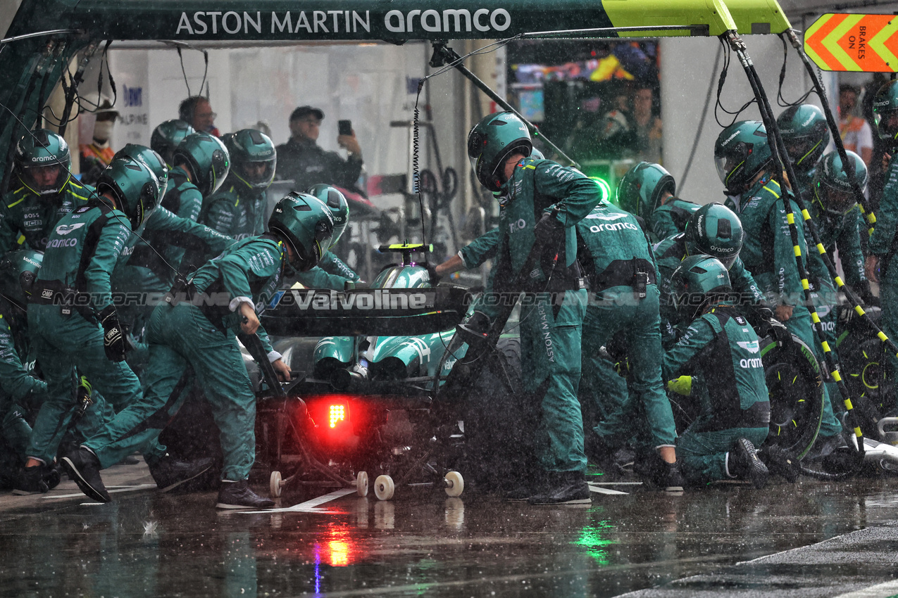 GP BRASILE, Fernando Alonso (ESP) Aston Martin F1 Team AMR24 makes a pit stop.

03.11.2024. Formula 1 World Championship, Rd 21, Brazilian Grand Prix, Sao Paulo, Brazil, Gara Day.

- www.xpbimages.com, EMail: requests@xpbimages.com © Copyright: Batchelor / XPB Images