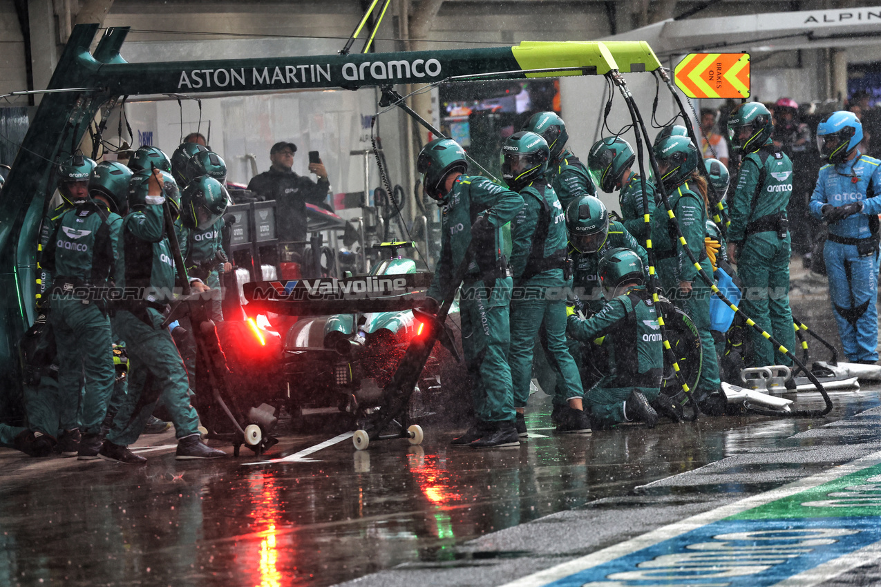 GP BRASILE, Fernando Alonso (ESP) Aston Martin F1 Team AMR24 makes a pit stop.

03.11.2024. Formula 1 World Championship, Rd 21, Brazilian Grand Prix, Sao Paulo, Brazil, Gara Day.

- www.xpbimages.com, EMail: requests@xpbimages.com © Copyright: Batchelor / XPB Images