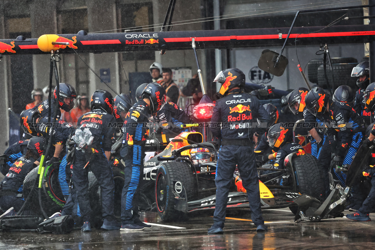 GP BRASILE, Sergio Perez (MEX) Red Bull Racing RB20 makes a pit stop.

03.11.2024. Formula 1 World Championship, Rd 21, Brazilian Grand Prix, Sao Paulo, Brazil, Gara Day.

- www.xpbimages.com, EMail: requests@xpbimages.com © Copyright: Batchelor / XPB Images