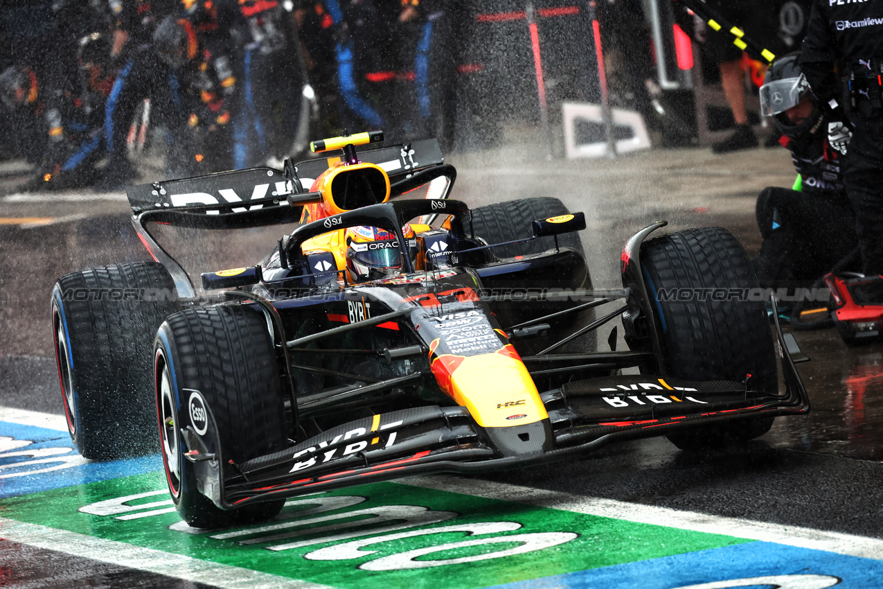 GP BRASILE, Sergio Perez (MEX) Red Bull Racing RB20 makes a pit stop.

03.11.2024. Formula 1 World Championship, Rd 21, Brazilian Grand Prix, Sao Paulo, Brazil, Gara Day.

- www.xpbimages.com, EMail: requests@xpbimages.com © Copyright: Batchelor / XPB Images