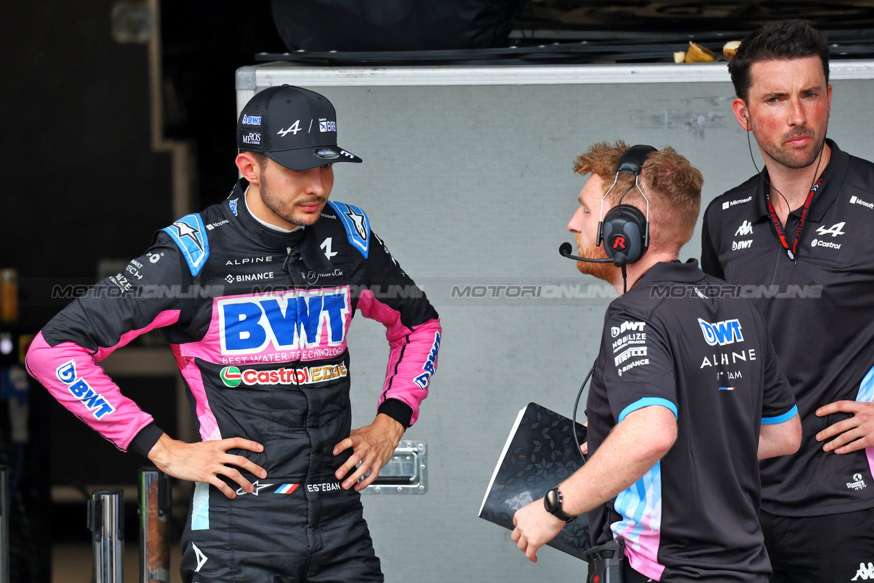 GP BRASILE, Esteban Ocon (FRA) Alpine F1 Team in the pits while the race is red flagged.

03.11.2024. Formula 1 World Championship, Rd 21, Brazilian Grand Prix, Sao Paulo, Brazil, Gara Day.

- www.xpbimages.com, EMail: requests@xpbimages.com © Copyright: Batchelor / XPB Images