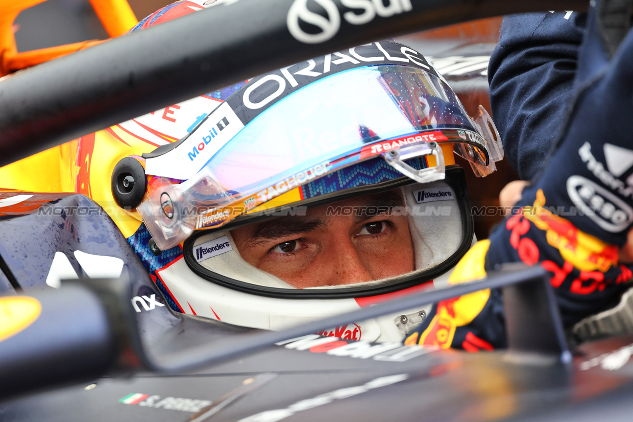 GP BRASILE, Sergio Perez (MEX) Red Bull Racing RB20 in the pits while the race is red flagged.

03.11.2024. Formula 1 World Championship, Rd 21, Brazilian Grand Prix, Sao Paulo, Brazil, Gara Day.

- www.xpbimages.com, EMail: requests@xpbimages.com © Copyright: Batchelor / XPB Images