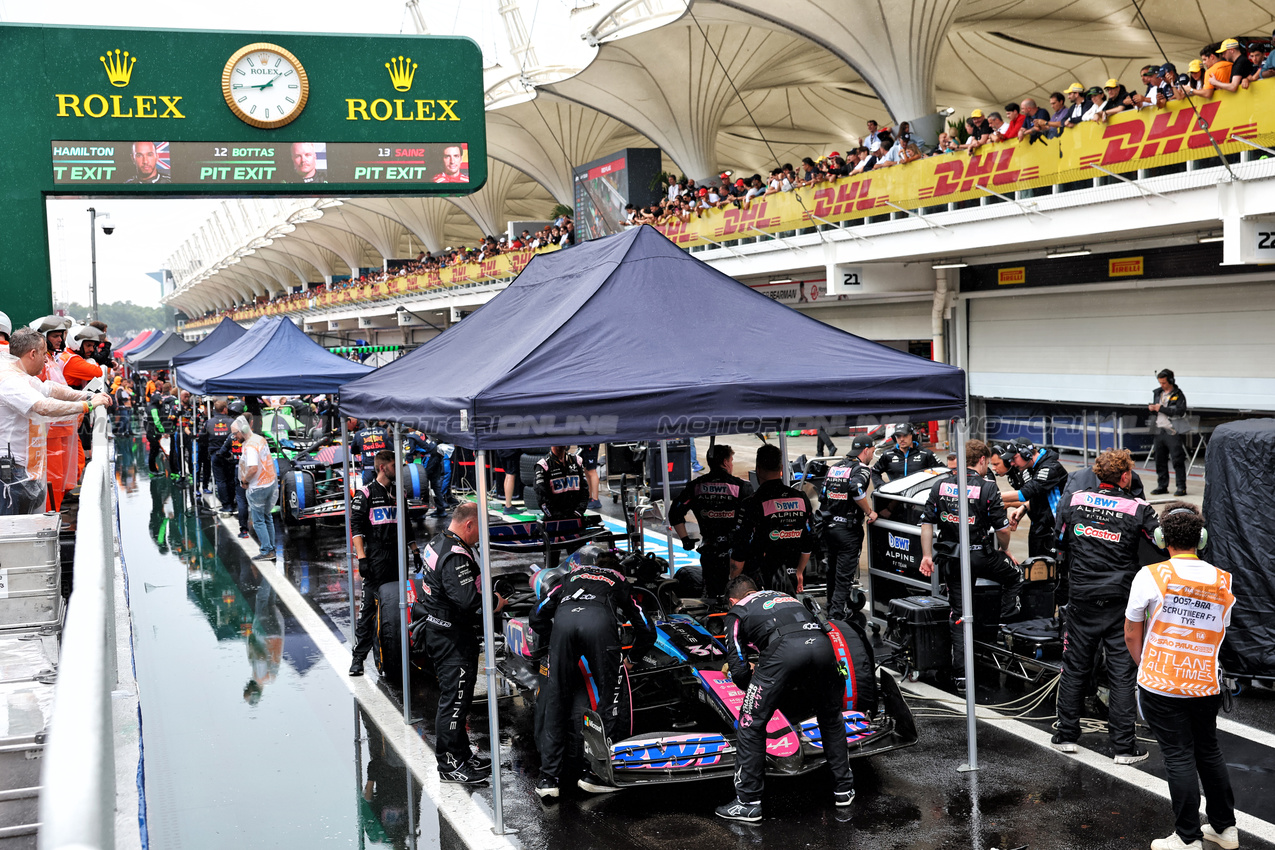 GP BRASILE, Esteban Ocon (FRA) Alpine F1 Team A524 in the pits while the race is red flagged.

03.11.2024. Formula 1 World Championship, Rd 21, Brazilian Grand Prix, Sao Paulo, Brazil, Gara Day.

- www.xpbimages.com, EMail: requests@xpbimages.com © Copyright: Batchelor / XPB Images