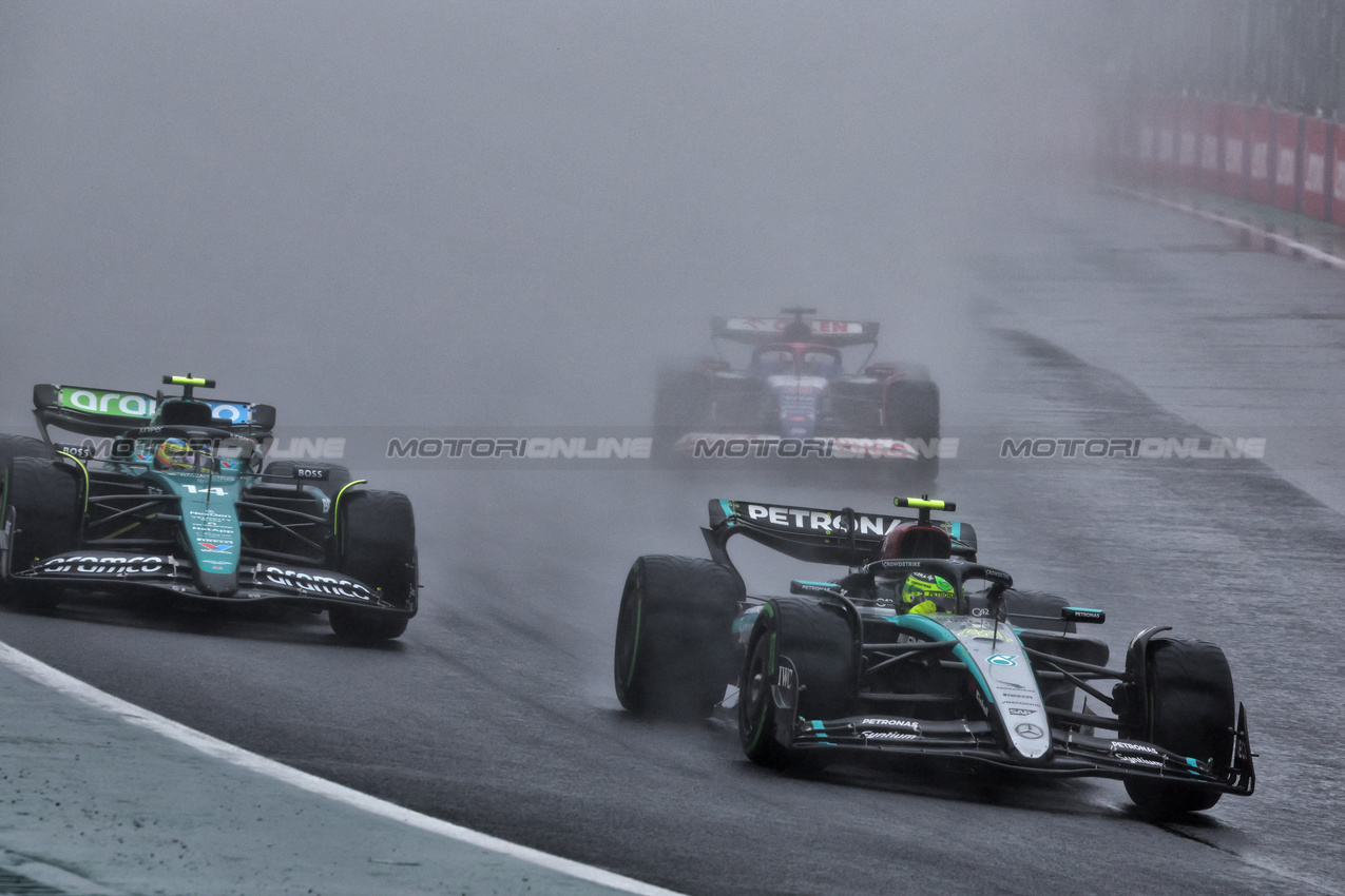 GP BRASILE, Lewis Hamilton (GBR) Mercedes AMG F1 W15.

03.11.2024. Formula 1 World Championship, Rd 21, Brazilian Grand Prix, Sao Paulo, Brazil, Gara Day.

- www.xpbimages.com, EMail: requests@xpbimages.com © Copyright: Charniaux / XPB Images