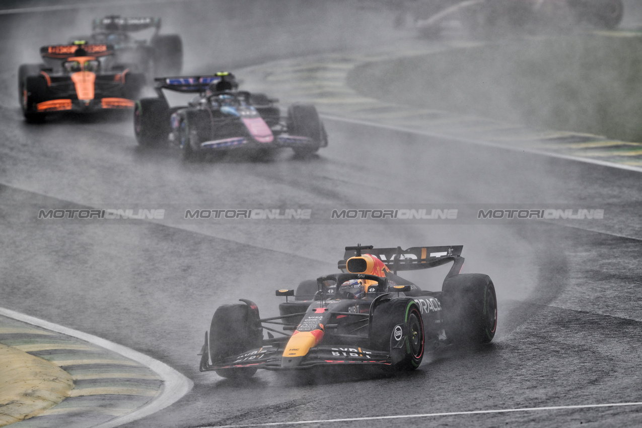 GP BRASILE, Max Verstappen (NLD) Red Bull Racing RB20.

03.11.2024. Formula 1 World Championship, Rd 21, Brazilian Grand Prix, Sao Paulo, Brazil, Gara Day.

- www.xpbimages.com, EMail: requests@xpbimages.com © Copyright: Price / XPB Images