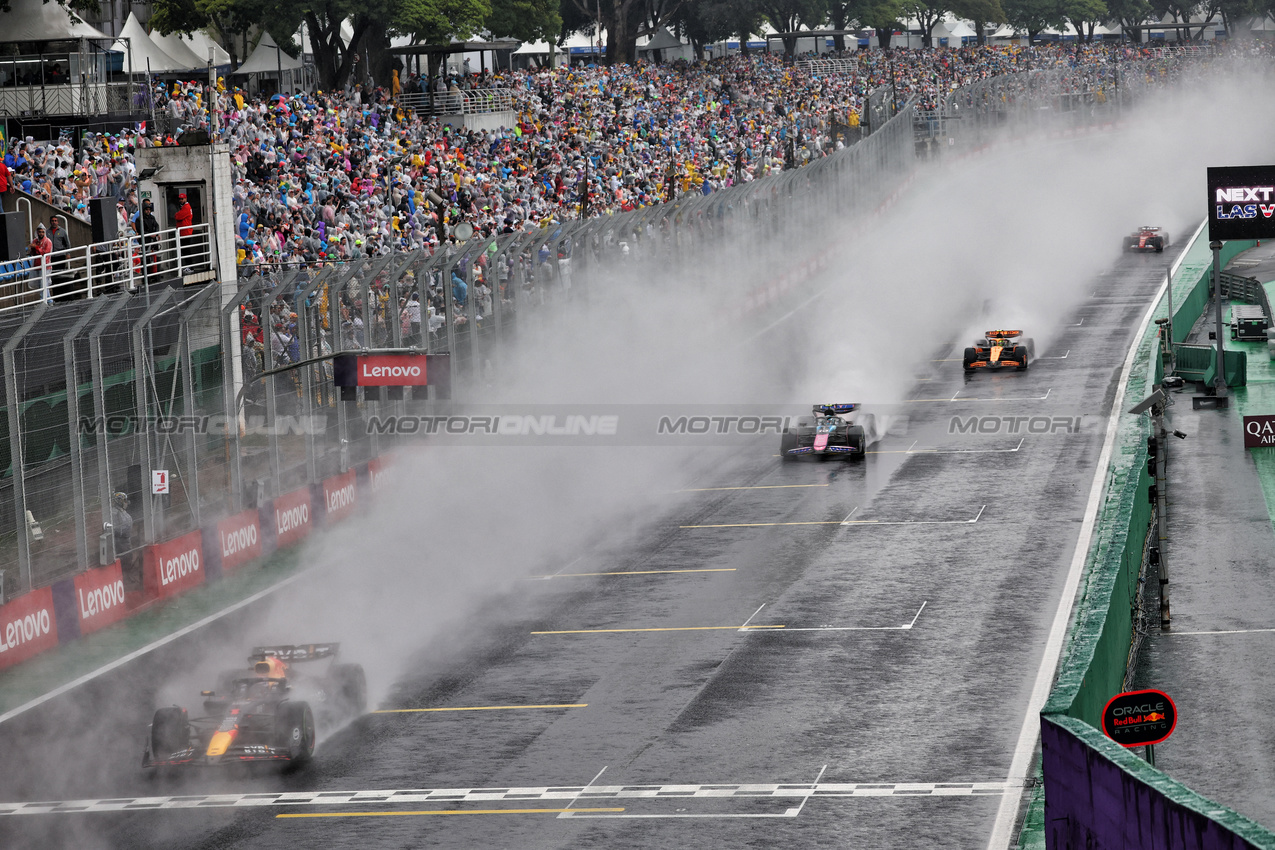 GP BRASILE, Max Verstappen (NLD) Red Bull Racing RB20.

03.11.2024. Formula 1 World Championship, Rd 21, Brazilian Grand Prix, Sao Paulo, Brazil, Gara Day.

- www.xpbimages.com, EMail: requests@xpbimages.com © Copyright: Batchelor / XPB Images