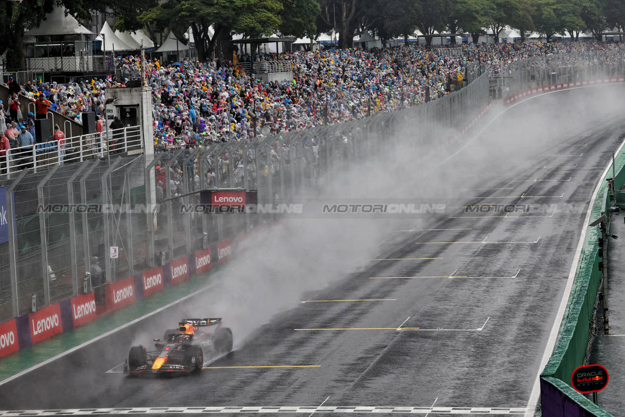 GP BRASILE, Max Verstappen (NLD) Red Bull Racing RB20.

03.11.2024. Formula 1 World Championship, Rd 21, Brazilian Grand Prix, Sao Paulo, Brazil, Gara Day.

- www.xpbimages.com, EMail: requests@xpbimages.com © Copyright: Batchelor / XPB Images