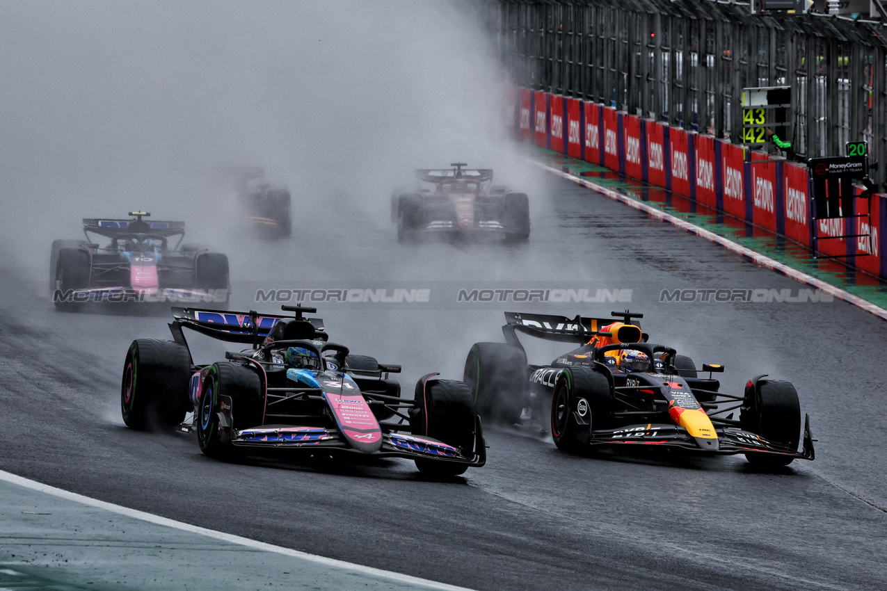 GP BRASILE, Esteban Ocon (FRA) Alpine F1 Team A524 e Max Verstappen (NLD) Red Bull Racing RB20 battle for the lead of the race.

03.11.2024. Formula 1 World Championship, Rd 21, Brazilian Grand Prix, Sao Paulo, Brazil, Gara Day.

- www.xpbimages.com, EMail: requests@xpbimages.com © Copyright: Charniaux / XPB Images