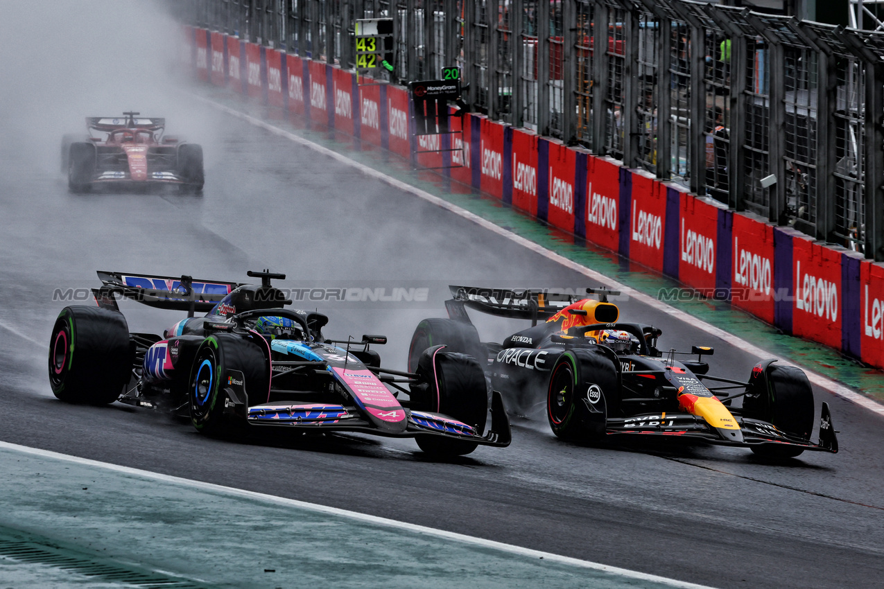 GP BRASILE, Esteban Ocon (FRA) Alpine F1 Team A524 e Max Verstappen (NLD) Red Bull Racing RB20 battle for the lead of the race.

03.11.2024. Formula 1 World Championship, Rd 21, Brazilian Grand Prix, Sao Paulo, Brazil, Gara Day.

- www.xpbimages.com, EMail: requests@xpbimages.com © Copyright: Charniaux / XPB Images