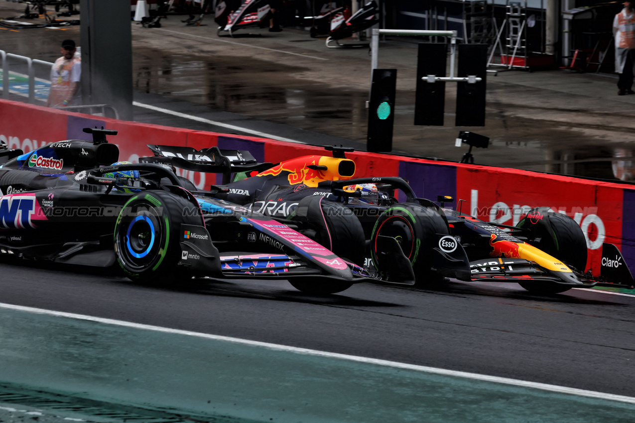 GP BRASILE, Esteban Ocon (FRA) Alpine F1 Team A524 e Max Verstappen (NLD) Red Bull Racing RB20 battle for the lead of the race.

03.11.2024. Formula 1 World Championship, Rd 21, Brazilian Grand Prix, Sao Paulo, Brazil, Gara Day.

- www.xpbimages.com, EMail: requests@xpbimages.com © Copyright: Charniaux / XPB Images