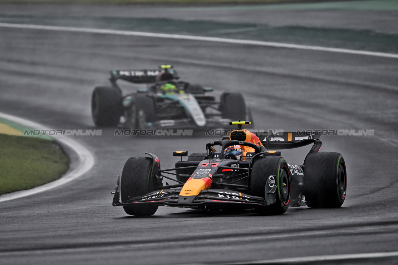 GP BRASILE, Sergio Perez (MEX) Red Bull Racing RB20.

03.11.2024. Formula 1 World Championship, Rd 21, Brazilian Grand Prix, Sao Paulo, Brazil, Gara Day.

 - www.xpbimages.com, EMail: requests@xpbimages.com © Copyright: Staley / XPB Images