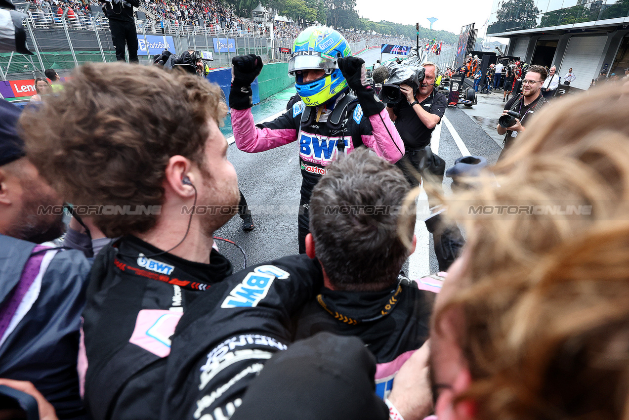 GP BRASILE, Esteban Ocon (FRA) Alpine F1 Team celebrates his second position in parc ferme.

03.11.2024. Formula 1 World Championship, Rd 21, Brazilian Grand Prix, Sao Paulo, Brazil, Gara Day.

- www.xpbimages.com, EMail: requests@xpbimages.com © Copyright: Charniaux / XPB Images