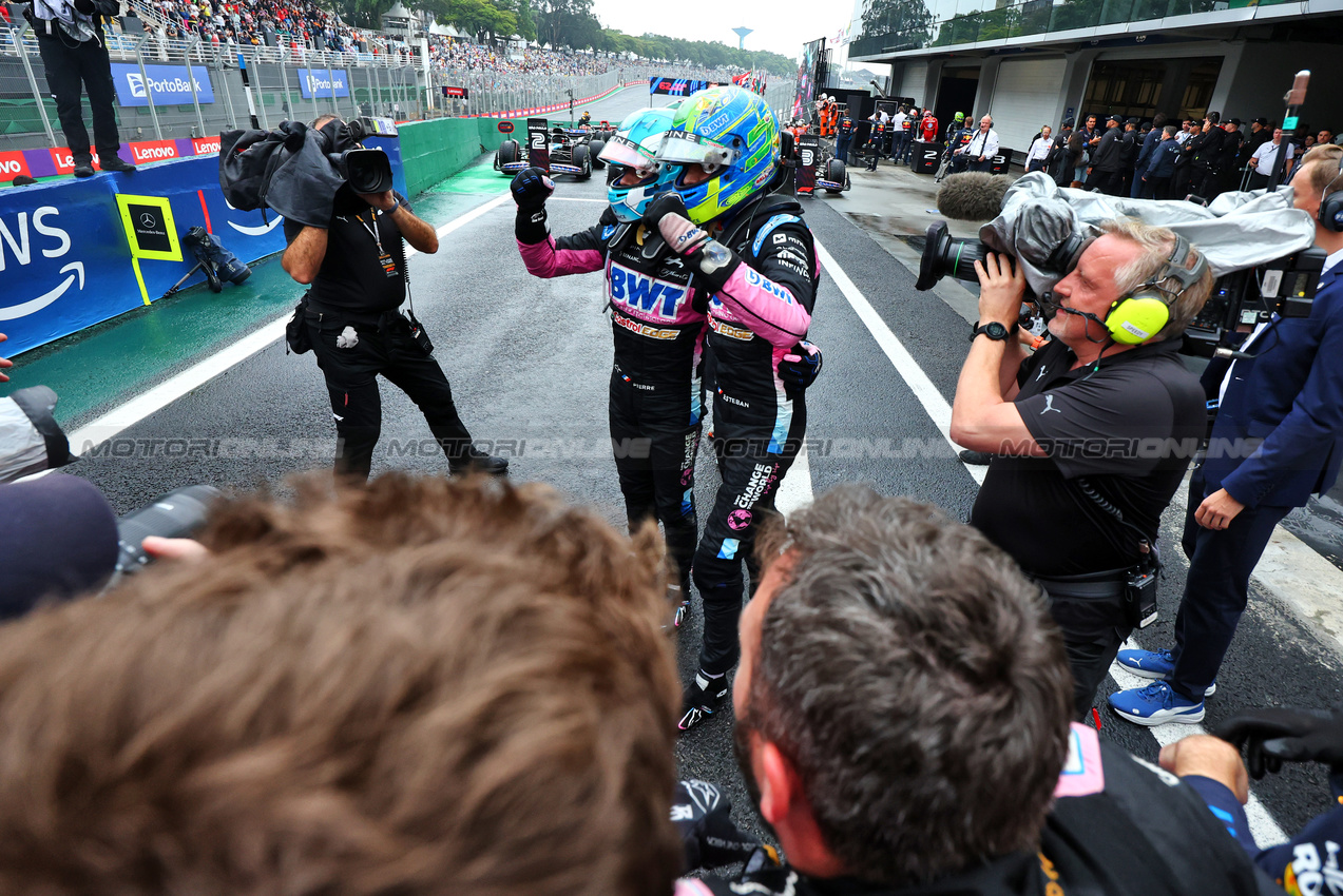 GP BRASILE, (L to R): Pierre Gasly (FRA) Alpine F1 Team e Esteban Ocon (FRA) Alpine F1 Team celebrate third e second position in parc ferme.

03.11.2024. Formula 1 World Championship, Rd 21, Brazilian Grand Prix, Sao Paulo, Brazil, Gara Day.

- www.xpbimages.com, EMail: requests@xpbimages.com © Copyright: Charniaux / XPB Images