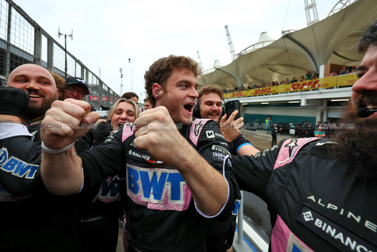 GP BRASILE, Alpine F1 Team celebrates a 2-3 finish at the end of the race.

03.11.2024. Formula 1 World Championship, Rd 21, Brazilian Grand Prix, Sao Paulo, Brazil, Gara Day.

- www.xpbimages.com, EMail: requests@xpbimages.com © Copyright: Charniaux / XPB Images