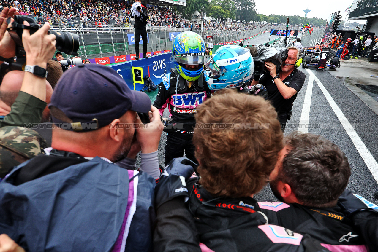 GP BRASILE, Esteban Ocon (FRA) Alpine F1 Team e Pierre Gasly (FRA) Alpine F1 Team celebrate a 2-3 finish in parc ferme.

03.11.2024. Formula 1 World Championship, Rd 21, Brazilian Grand Prix, Sao Paulo, Brazil, Gara Day.

- www.xpbimages.com, EMail: requests@xpbimages.com © Copyright: Charniaux / XPB Images