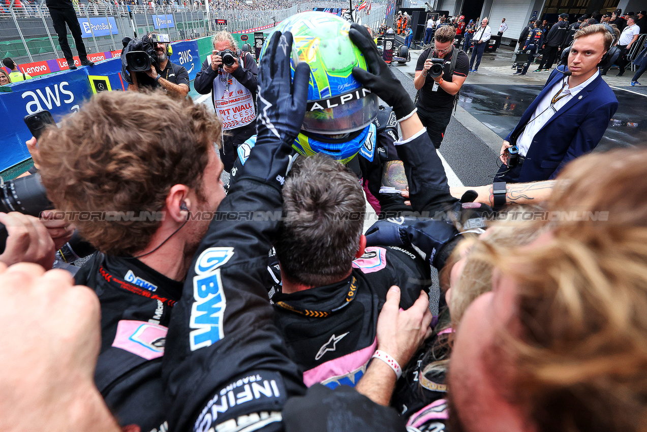 GP BRASILE, Esteban Ocon (FRA) Alpine F1 Team celebrates his second position with the team in parc ferme.

03.11.2024. Formula 1 World Championship, Rd 21, Brazilian Grand Prix, Sao Paulo, Brazil, Gara Day.

- www.xpbimages.com, EMail: requests@xpbimages.com © Copyright: Charniaux / XPB Images